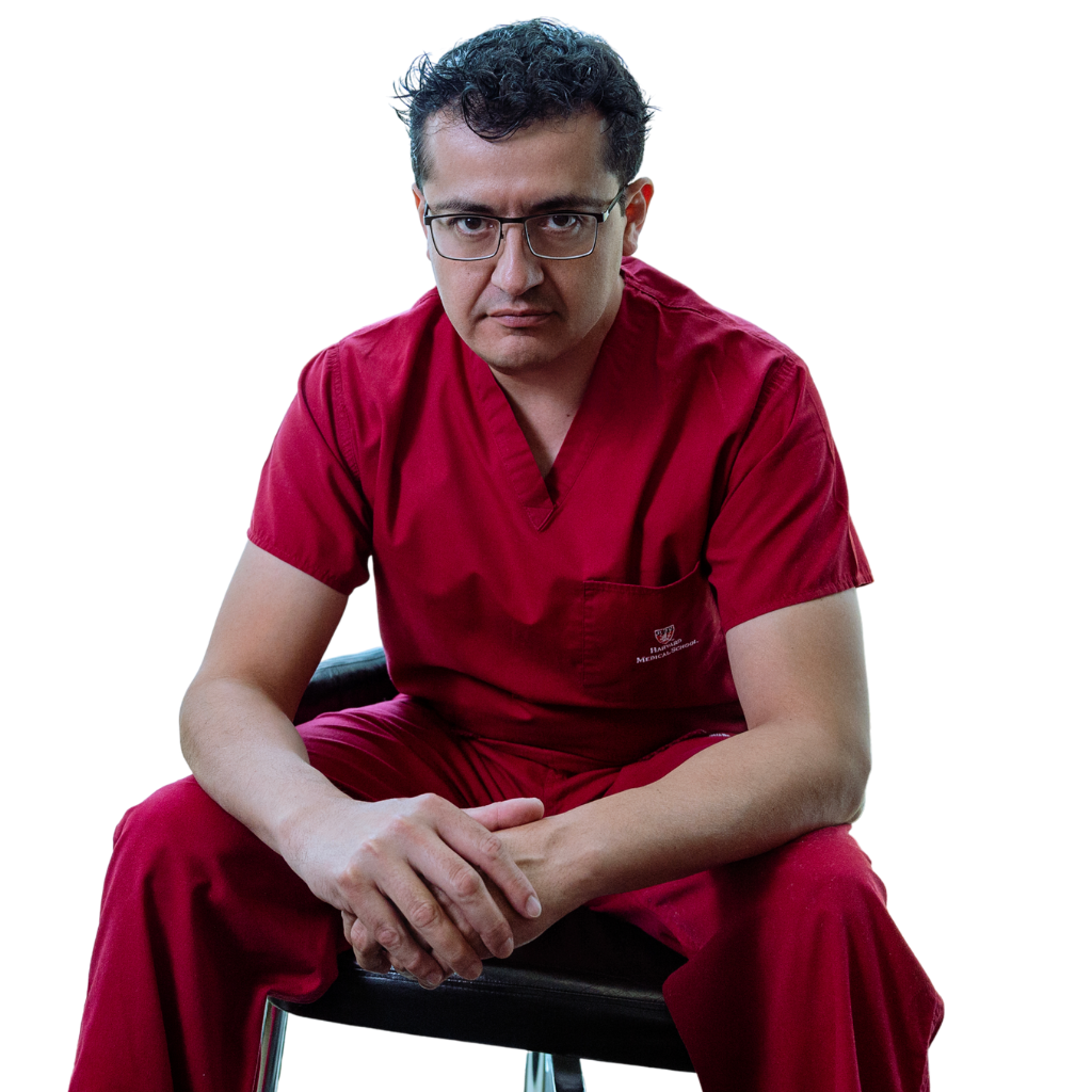 Dr Christian Morales con uniforme quirúrgico