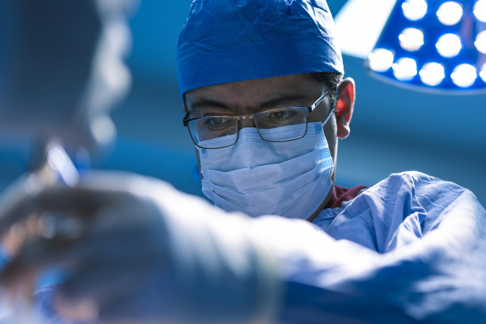 Dr Christian Morales en quirófano